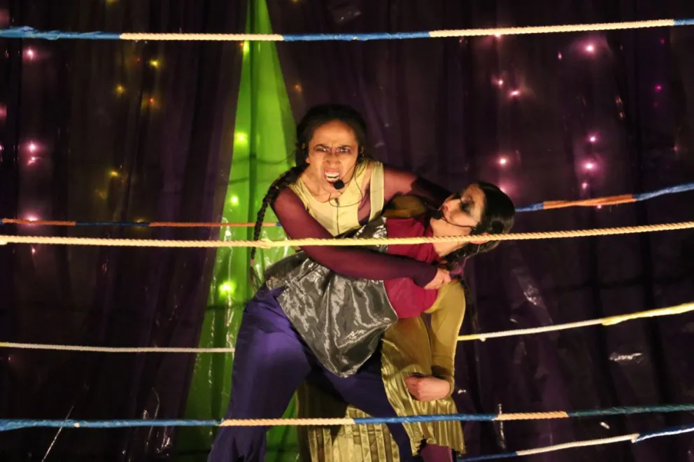 Alejandra Quiroz y Cintia Cortez se enfrentan en el ring, en una escena de la obra. FOTO:  Compañía de teatro Ojo de Mono