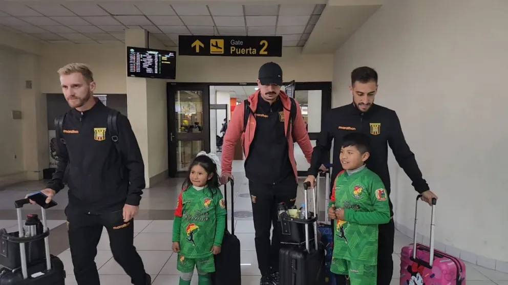 Caire (izq.), Viscarra y Ursino en el aeropuerto de El Alto a su regreso de Montevideo. Foto: Sports 360
