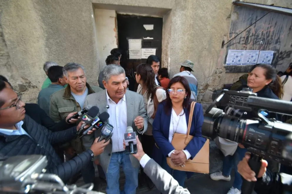 El senador William Torrez declara a los periodistas en las inmediaciones del penal de San Pedro, en La Paz. Foto: APG