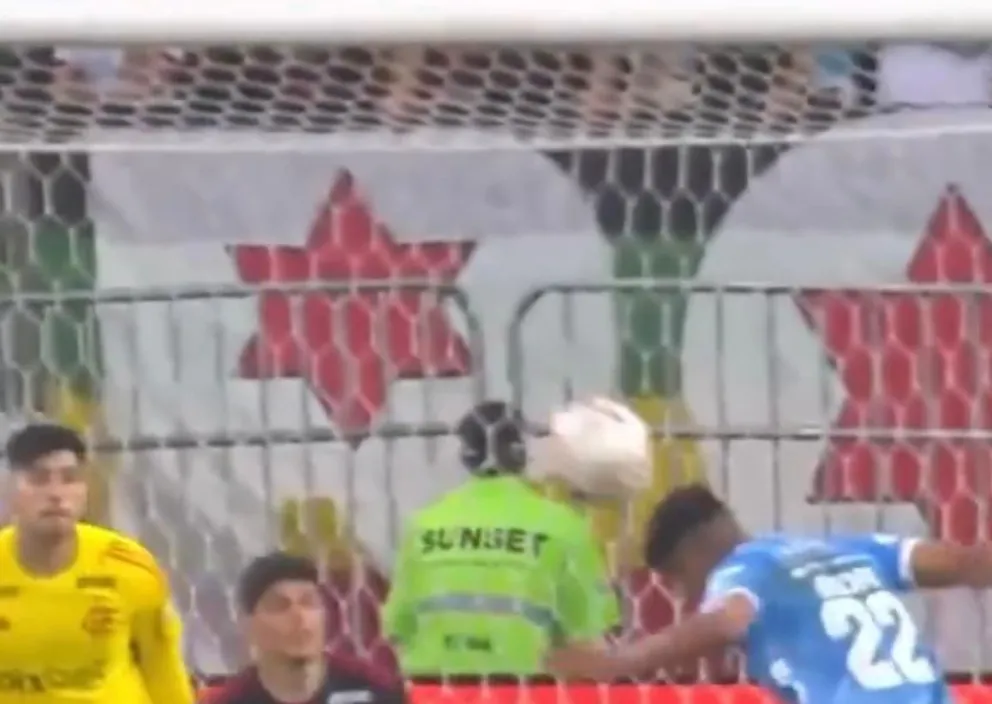 Momento en el que Yomar Rocha cabecea el balón que irá al travesaño. Foto: Captura de video.