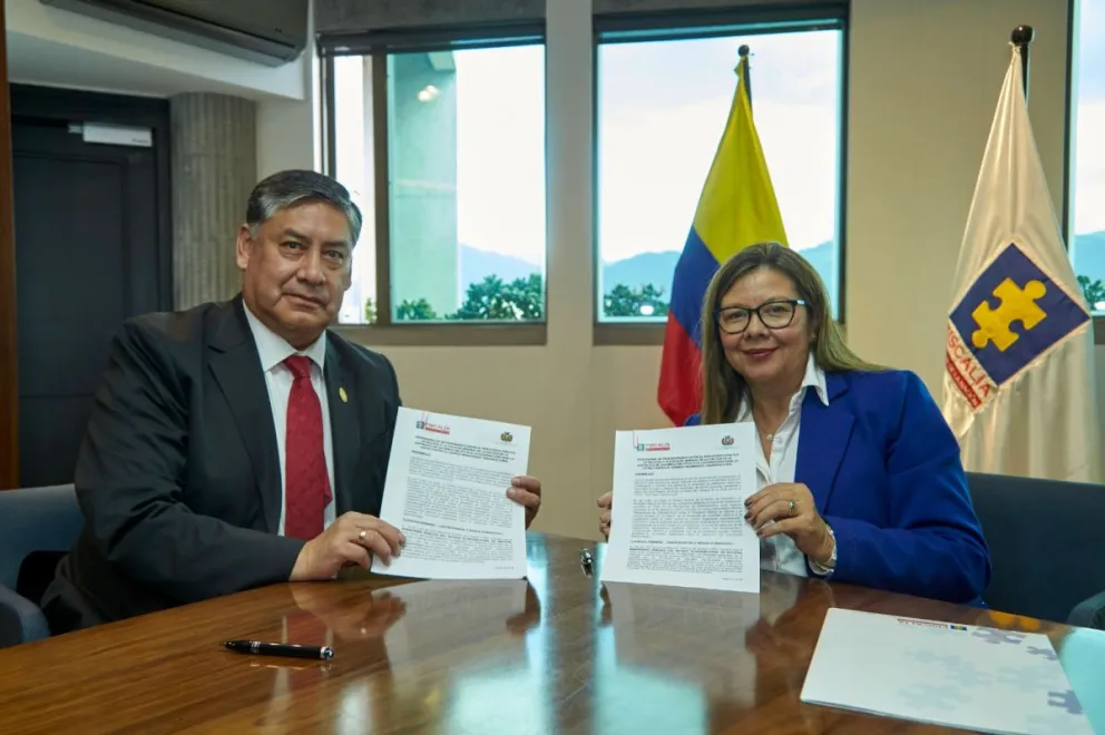 El fiscal Juan Lanchipa con su homóloga colombiana Luz Adriana Camargo. Foto: FGE