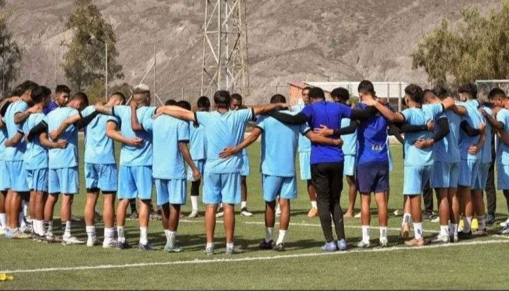 Plantel de ABB en la previa de un entrenamiento. El club está en la segunda fase de la Copa Simón Bolívar. Foto: ABB.