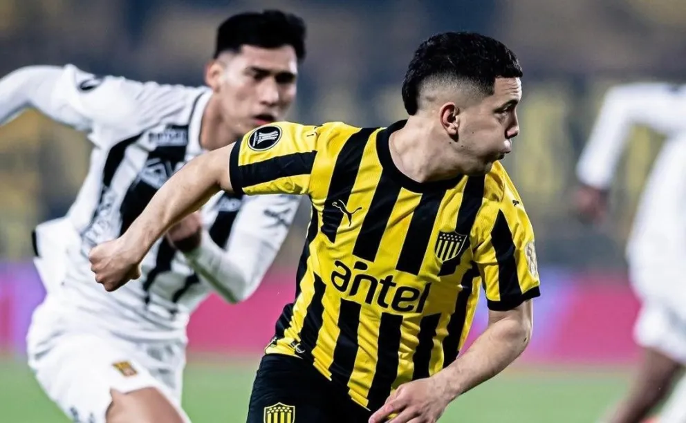 Chura (izq.), jugador de The Strongest, en acción con un rival de Peñarol en el juego del miércoles en Montevideo. Foto: Conmebol.