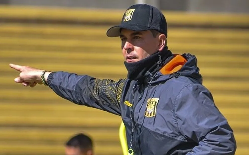 El técnico Ismael Rescalvo en un entrenamiento anterior del Tigre en su estadio de Achumani. Foto: The Strongest.