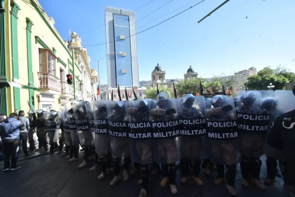 Contingente militar que cercó unas horas la plaza Murillo, el 26 de junio, durante la revuelta militar. Foto: APG