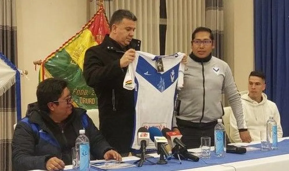 Julio César Baldivieso recibe la camiseta de Gualberto Villarroel San José en su presentación como DT del primer plantel. Foto: Vlady Blanco. 