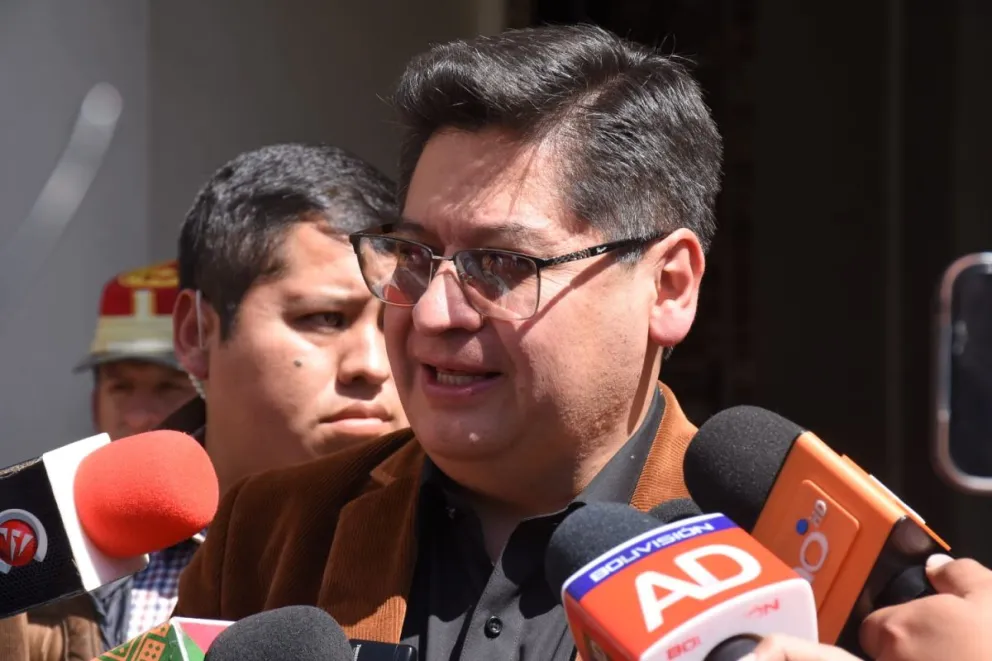 El ministro de Economía, Marcelo Montenegro, responde a los periodistas en la plaza Murillo. Foto: APG