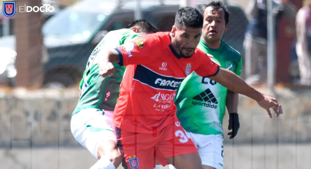 Una incidencia del partido disputado este viernes en el Complejo Satélite, en El Alto. Foto: Universitario de Sucre.