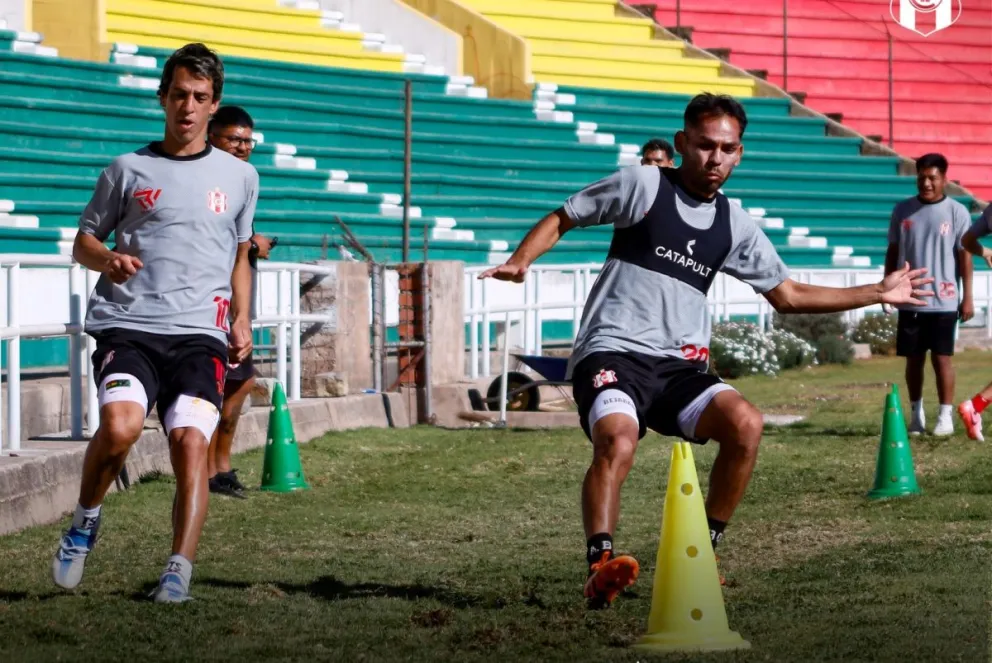 Thomaz Santos y Alejandro Bejarano, el primero no jugará por estar expulsado. Foto: IP