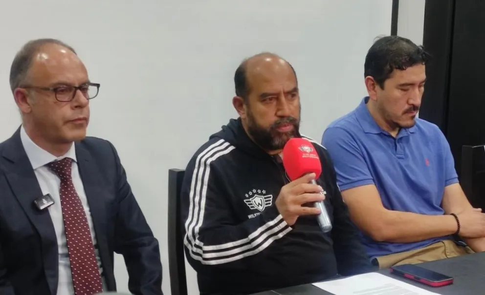 Omar Mustafá (centro), presidente de Wilstermann en la conferencia de prensa de este viernes. Foto: Dosis de Fútbol