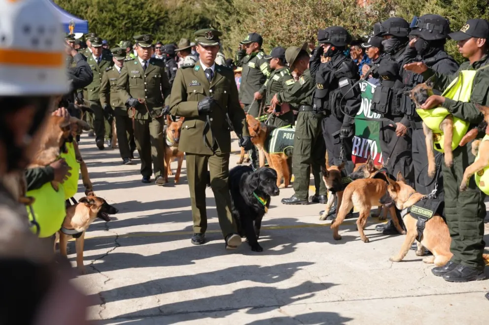 Los canes homenajeados reciben los aplausos de los efectivos.  FOTO: Viceministerio de Seguridad Ciudadana