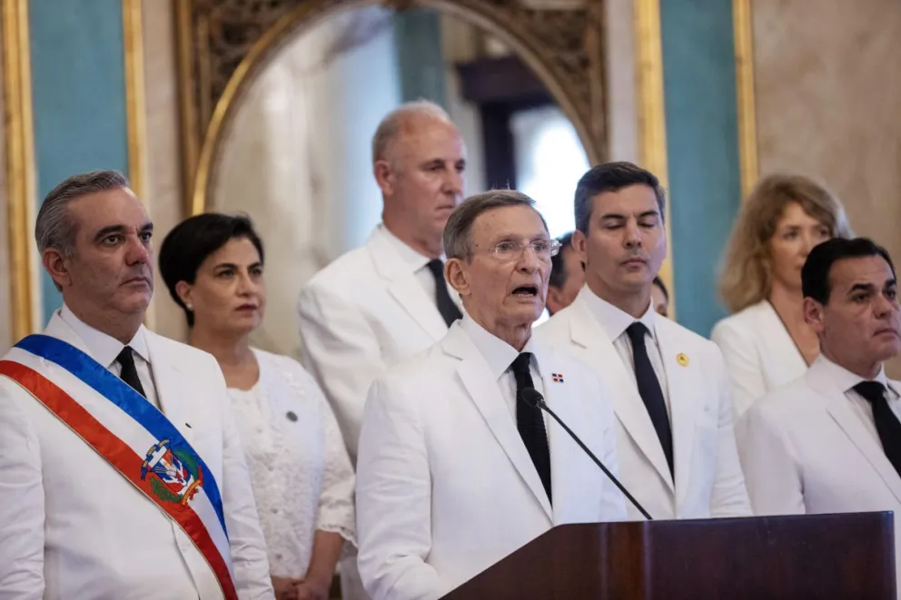 El canciller dominicano, Roberto Álvarez, lee una declaración junto al presidente de República Dominicana, Luis Abinader, y los invitados a su investidura, en el Teatro Nacional, en Santo Domingo (República Dominicana). Foto: EFE 