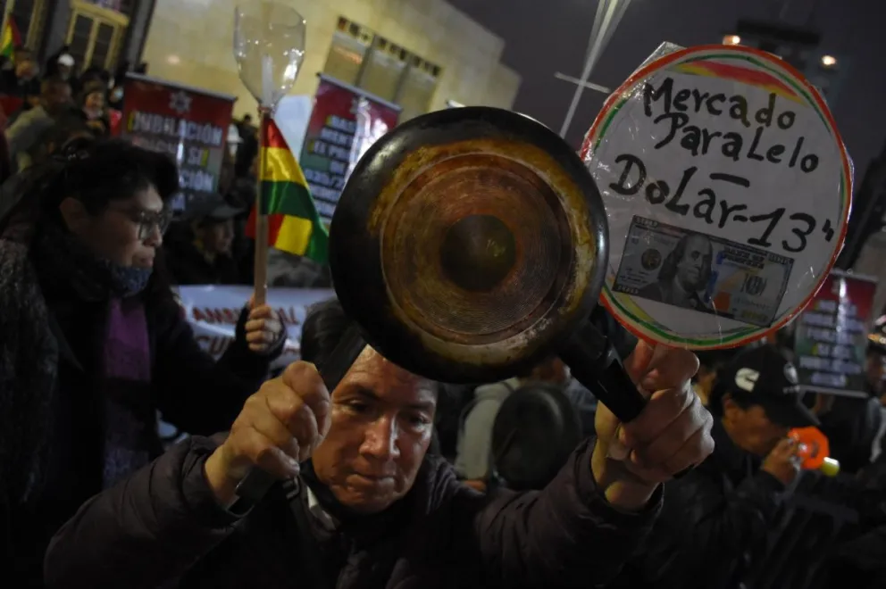Los movilizados recorrieron las calles de La Paz cacerolas en mano. Foto: APG