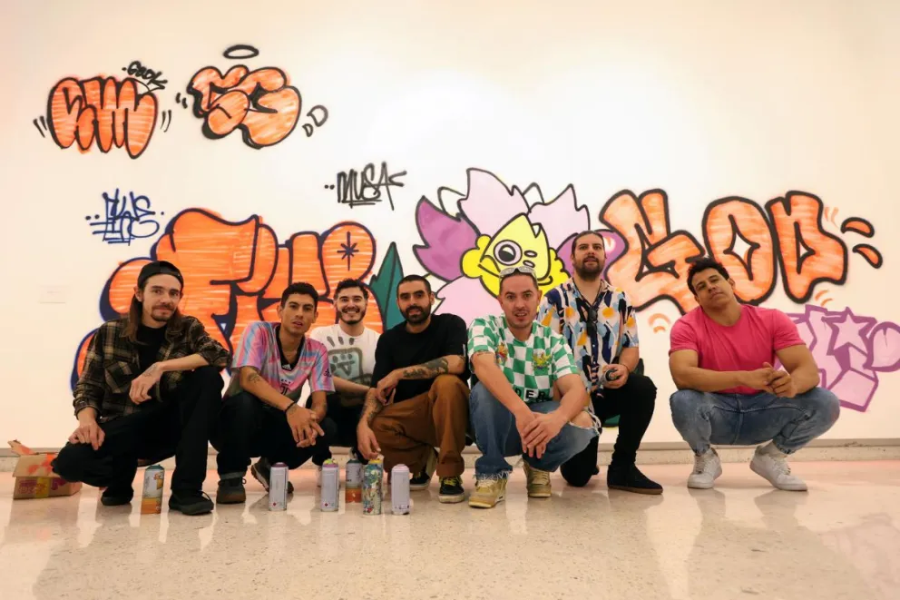 Foto del 13 de agosto de 2024, de artistas urbanos posando durante su participación en el programa Artista en Residencia 'Tomar Los Muros' celebrado en el Museo de las Artes de la ciudad de Guadalajara, en Jalisco (México). Foto: EFE