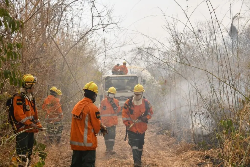 Bomberos durante uno de los operativos contra las llamas. FOTO: Defensa Civil