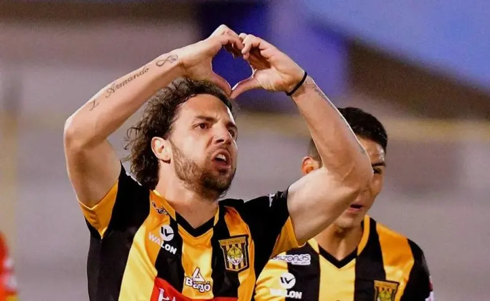 Fernando Marteli festeja uno de los varios goles que anotó para The Strongest.