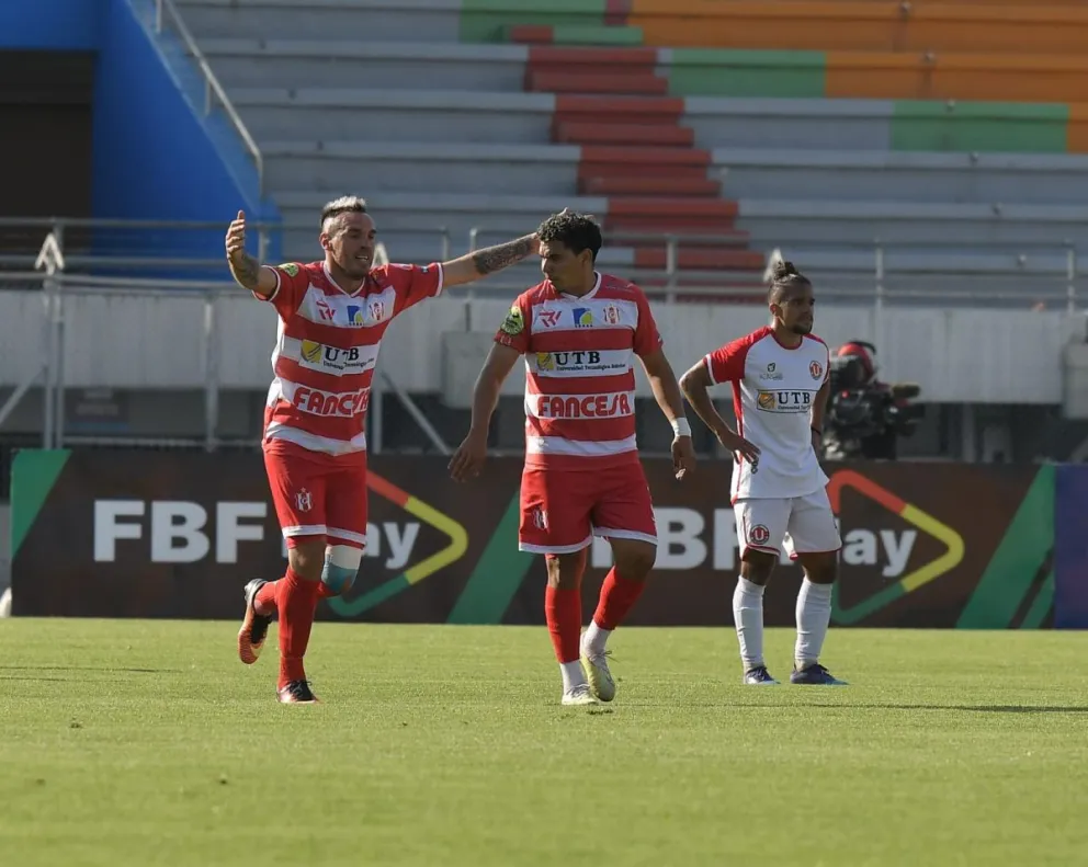 Jugadores de Independiente celebran el primer gol del partido. Foto: APG.