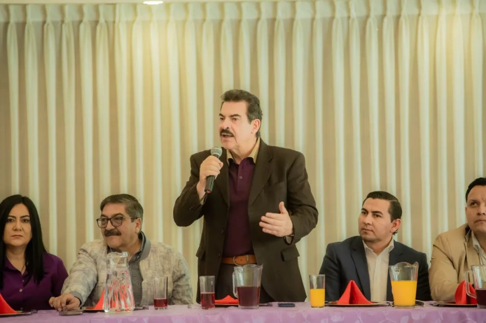 Reyes Villa, durante el almuerzo trabajo sostenido en un hotel de la ciudad de Cochabamba, ayer. Foto: GAMC