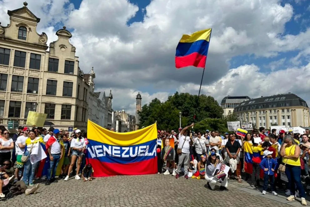 Opositores venezolanos protestan en Bruselas, para exigir que se conozca "la verdad de las elecciones". FOTO: EFE