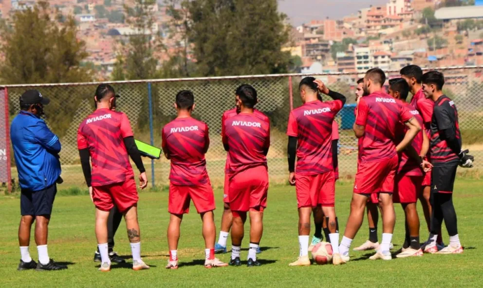 Jugadores de Wilstermann previo a su entrenamiento. Foto: Club Wilstermann.
