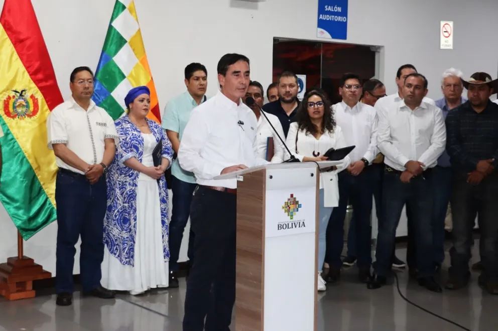 El presidente de la Cámara Agropecuaria del Oriente (CAO), José Luis Farapaz, en la conferencia de prensa tras el gabinete. Detrás el presidente Luis Arce y la Ministra Prada. FOTO: CAO