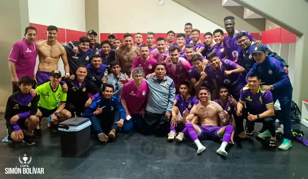 Jugadores y cuerpo técnico de Real Potosí festejan en su vestuario la goleada a Universitario de Tarija. Foto: club Real Potosí
