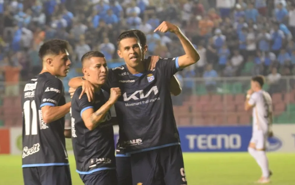 Jugadores de Blooming celebran el primer tanto de Othoniel Arce. Foto: APG.