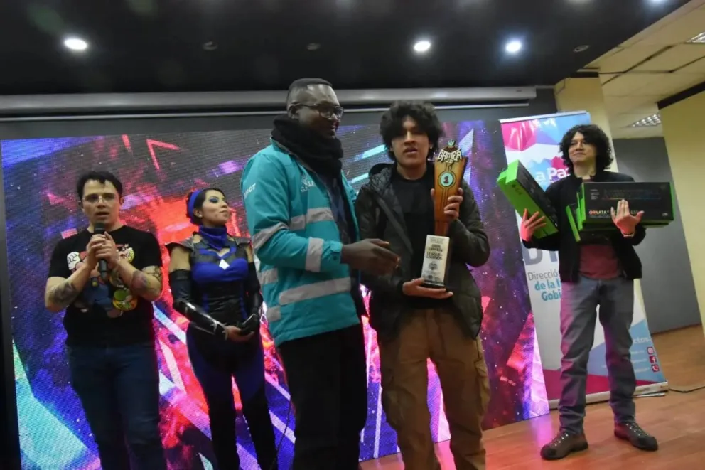 Representantes del equipo Victus Boy reciben el trofeo en el juego League of Legend del Chukuta Gamer 4.0. Foto: AMN