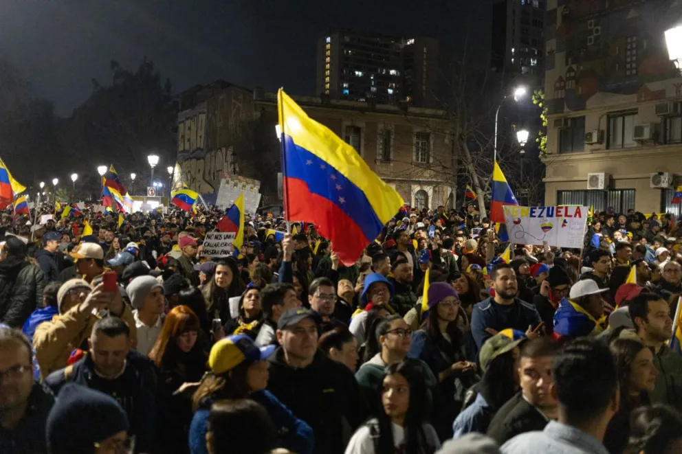 Ciudadanos venezolanos que residen en Chile protestaron el sábado, para rechazar los resultados de las elecciones en Venezuela celebradas el 28 de julio, en el Parque Almagro en Santiago (Chile). Foto: EFE
