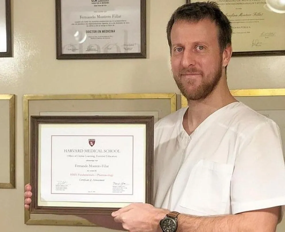 El doctor uruguayo Fernando Montero muestra uno de sus títulos.