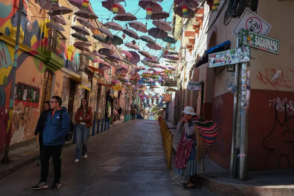 Fotografía del 2 de agosto de 2024 de personas en la 'Calle de las Brujas', en La Paz (Bolivia). Foto: EFE/Luis Gandarillas