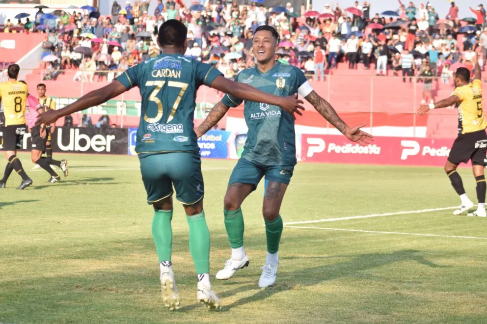 Graneros (de frente) y Cardán, celebran el primer gol de Tomayapo al Tigre. Foto: club Real Tomayapo