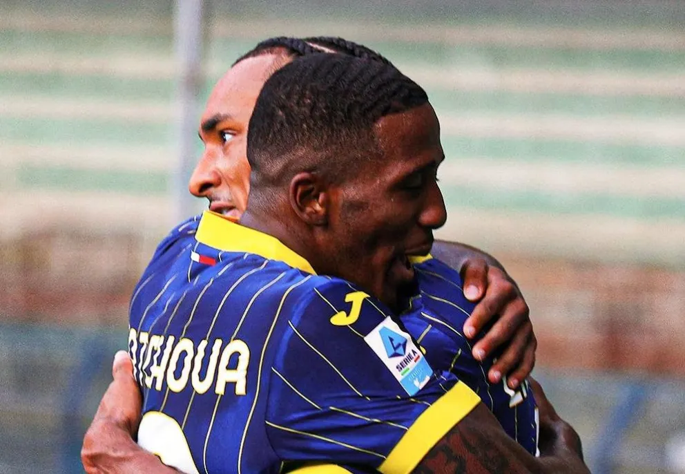 Jugadores del Hellas Verona celebran por la victoria. Foto: Hellas Verona.