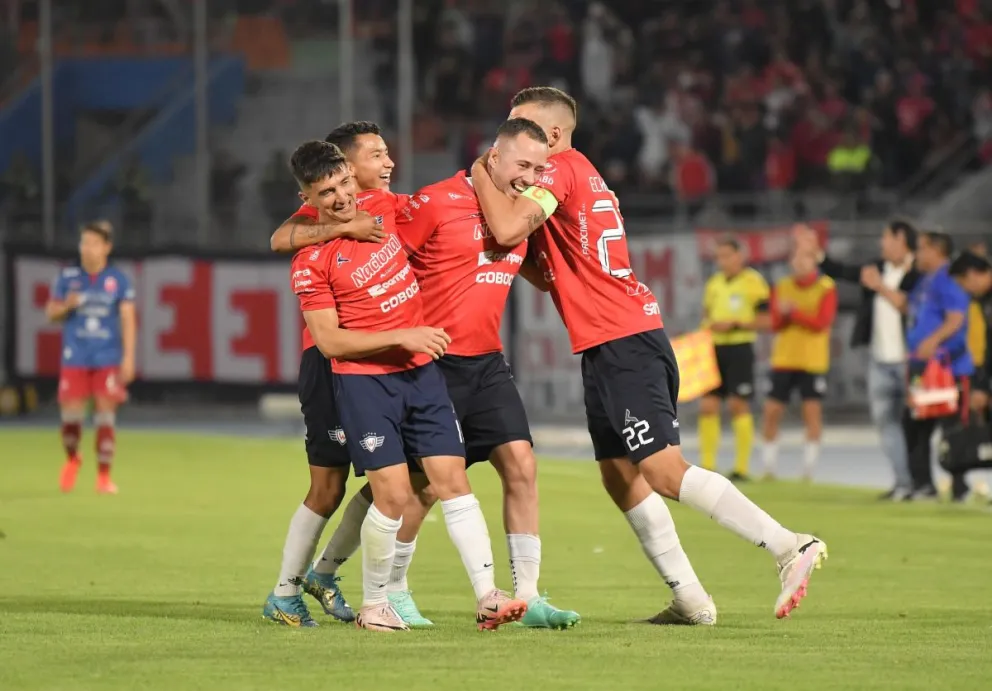 Amaral (centro) celebra su golazo desde la mitad de la cancha con sus compañeros. Foto: APG.