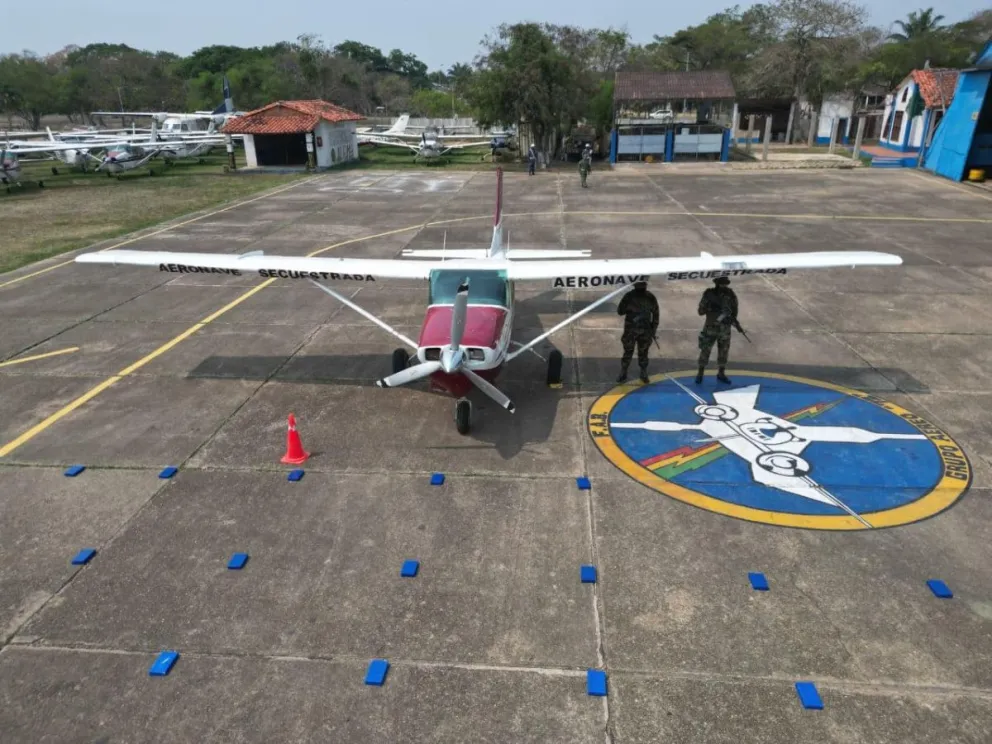 La avioneta secuestrada en Beni, durante uno de los cinco operativos realizados por la Felcn. Foto: Felcn.