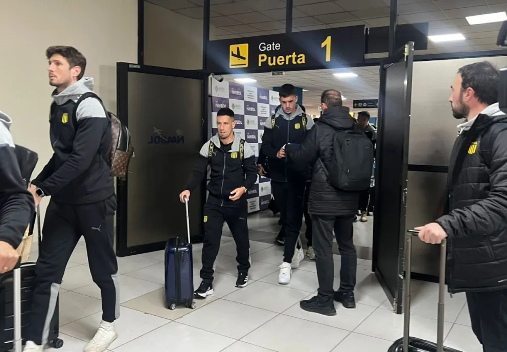 Jugadores de Peñarol en el aeropuerto Internacional de El Alto. Foto: Juan Pablo Mamani