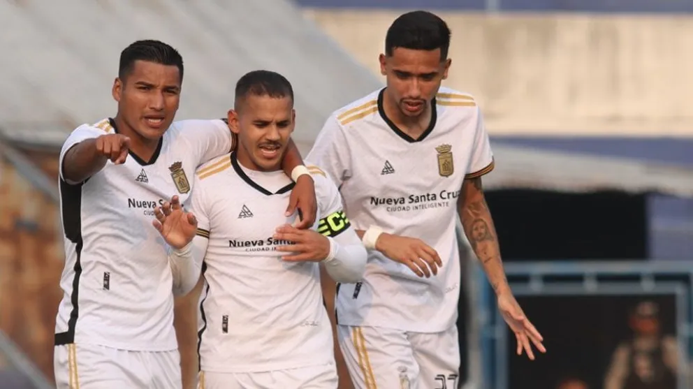 Jugadores de Ciudad Nueva Santa Cruz celebran por su gol. Foto: Ciudad Nueva Santa Cruz.