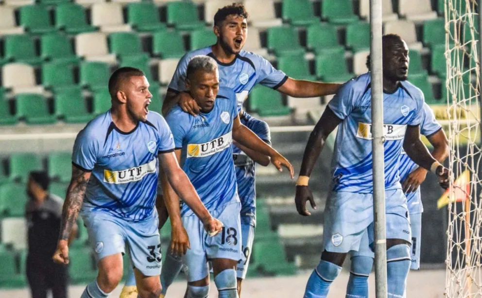 Enciso (izq.) junto a sus compañeros festeja el tanto de la igualdad. Foto: APG