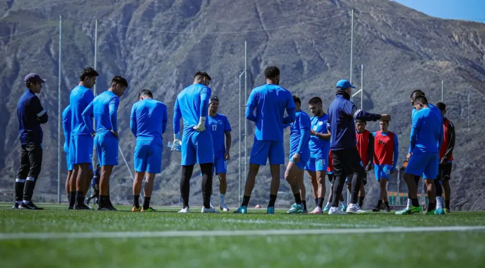 El primer plantel celeste previo a su práctica en Ananta. Foto: Club Bolívar.