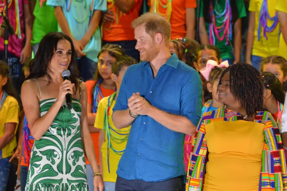 Los duques de Sussex Harry (c) y Meghan (i), junto a la vicepresidenta colombiana, Francia Márquez, hablan durante el cierre del Festival Petronio Álvarez, este 18 de agosto de 2024, en la ciudad de Cali (Colombia). Foto: EFE
