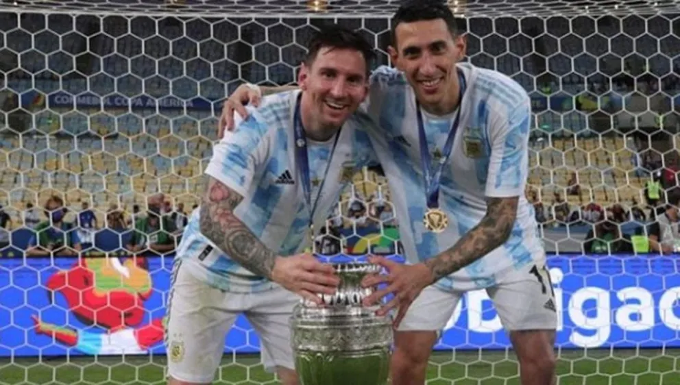 Lionel Messi (izq.) y Ángel Di María con el trofeo de la Copa América ganada en Estados Unidos. Foto: Radio Gol