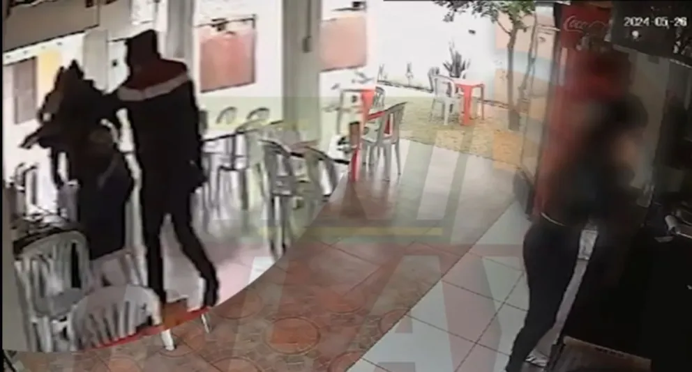 Captura de video del momento en que cuatro sicarios disparan contra el pilo José Carlos Jiménez. Foto: Facebook