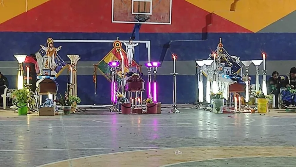 Los restos de los tres adolescentes fallecidos fueron velados en una escuela del municipio de Atocha, en Potosí. Foto: Radio Nasa 