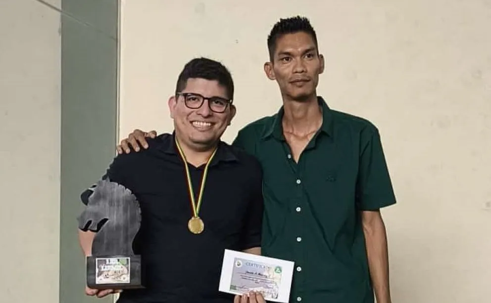 Monroy (izq.) con su trofeo de ganador. Foto: Federación Boliviana de Ajedrez.