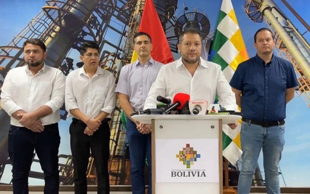 El ministro de Hidrocarburos, Alejandro Gallardo, se dirige a la prensa, tras la reunión con empresarios de Santa Cruz. Foto: captura