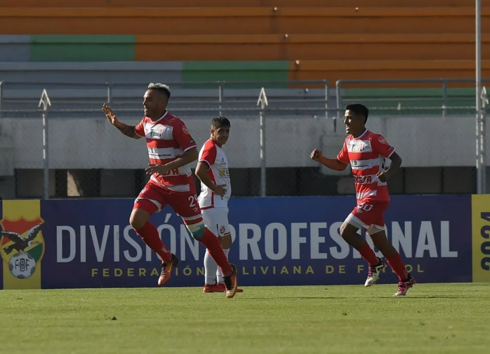 Jugadores de Independiente celebran el segundo gol con el que le ganaron a Universitario el sábado. Foto: APG