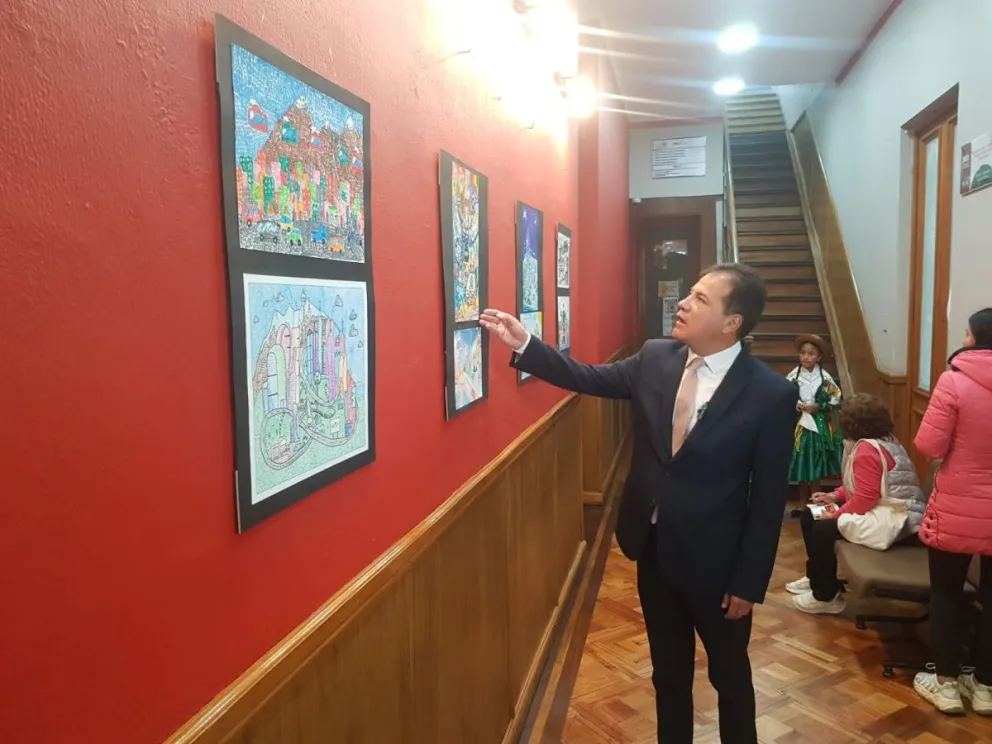 El concejal Javier Escalier observa los trabajos de anteriores concursos. Foto: Concejo de La Paz