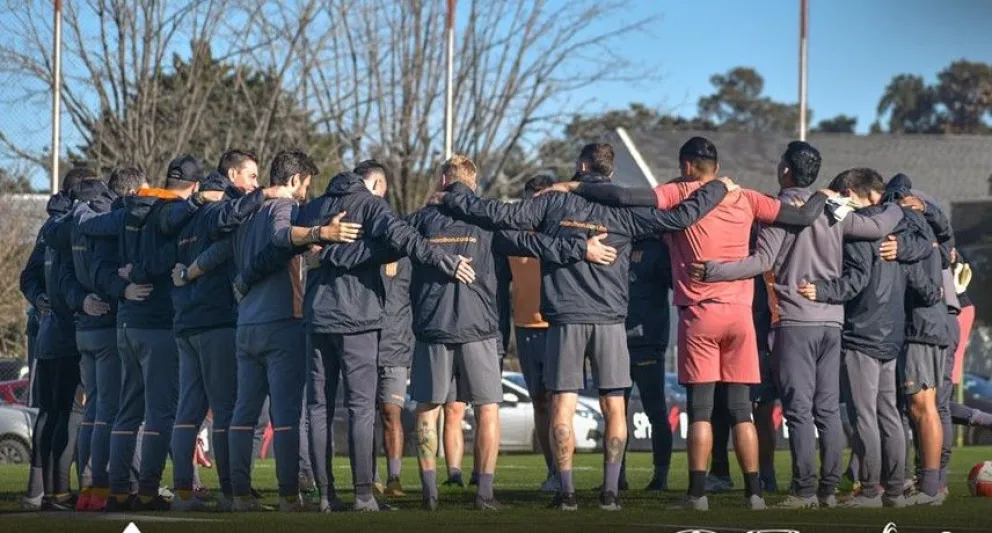Jugadores e integrantes del cuerpo técnico fundidos en un abrazo antes de iniciar un entrenamiento. Foto: club The Strongest