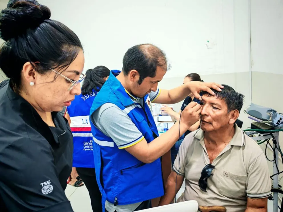 Un paciente es observado por un profesional oftalmólogo, en el municipio La Guardia, en Santa Cruz. Foto: Ministerio de Salud.