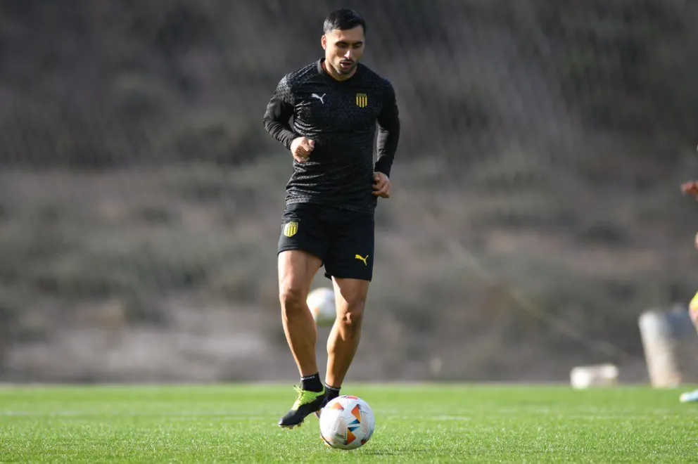 El delantero uruguayo Jaime Báez durante la práctica de este lunes por la tarde en el CAR de Ananta. Foto: club Peñarol